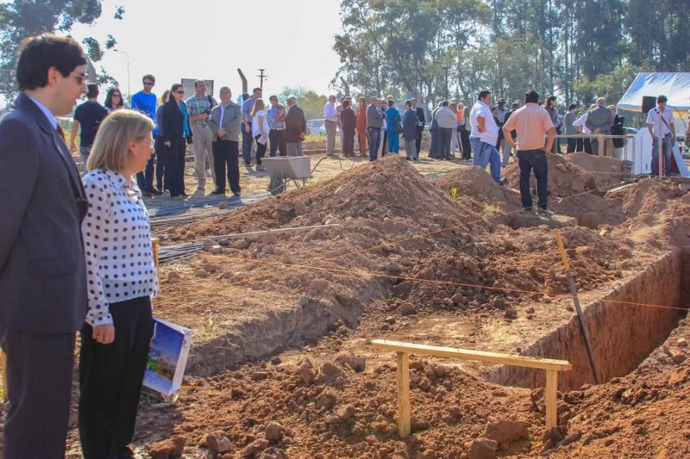 EN EL MANANTIAL. La rectora de la UNT, Alicia Bardón, observa las obras. prensa rectorado