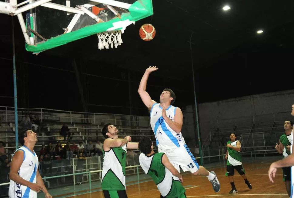 POTENCIA. Miguel Díaz (JBA) anotará pese a la oposición de Torres y de Moyano. 