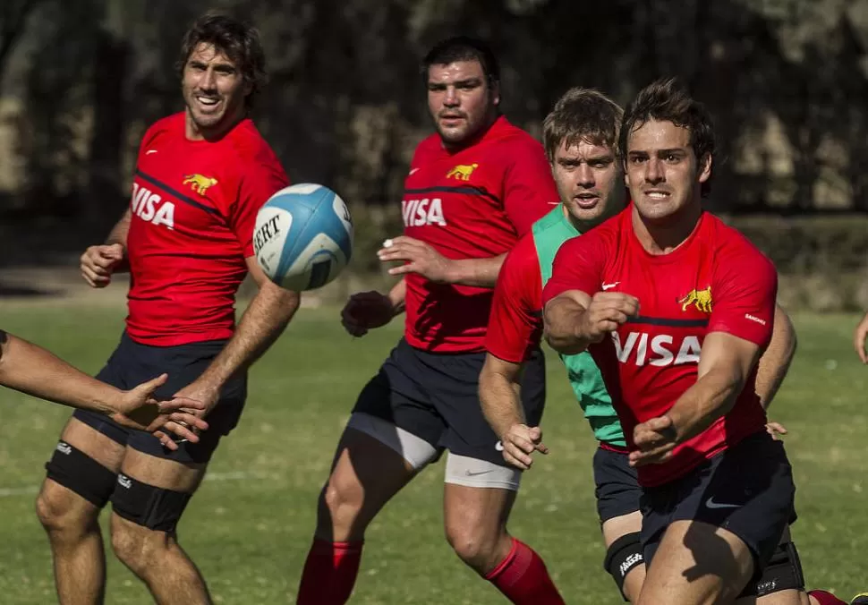 INTENSIDAD. Los Pumas se entrenaron en triple turno con la mente puesta en desplegar un juego ofensivo. El tucumano, Nicolás Sánchez, lanza la guinda con fuerza. 