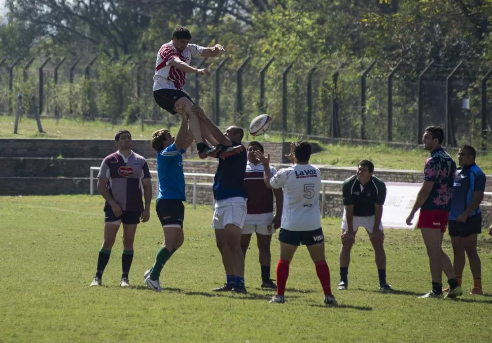 EN EL LINE. Los jugadores tucumanos concretaron una dura jornada de entrenamiento en la cancha de Jockey Club. El próximo se prevé para el martes a la noche. 