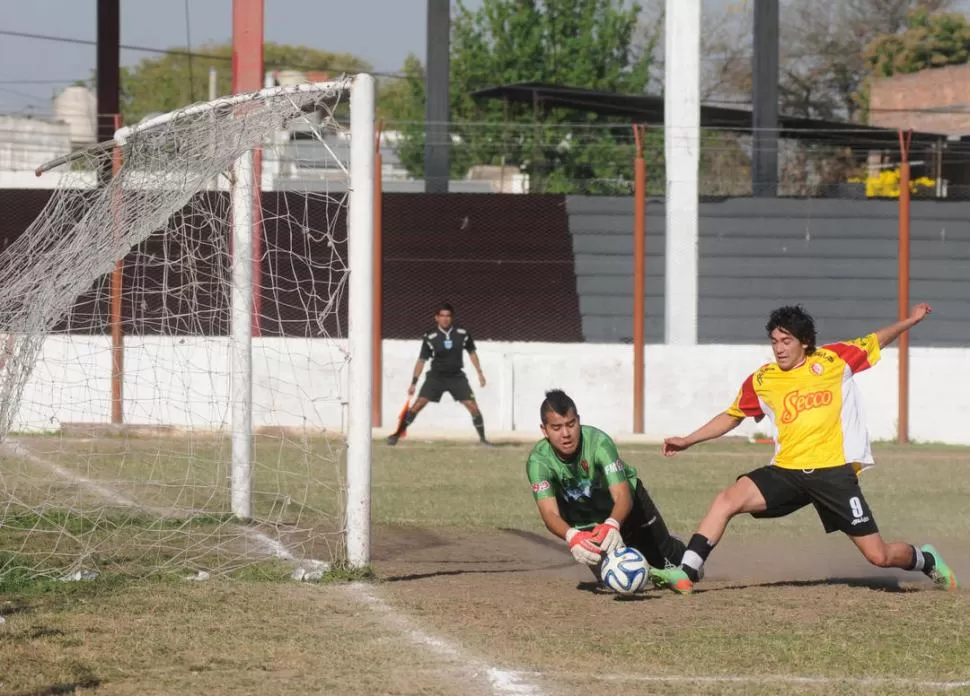 CON LO JUSTO. Jairo Sarmiento, arquero de San Lorenzo de Santa Ana, le gana un mano a mano a  Jonathan Velárdez, de Sportivo, que es puntero en su grupo. 