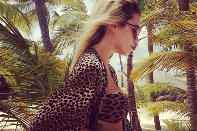 Lali Espósito mostró sugerentes fotos en bikini en la playa