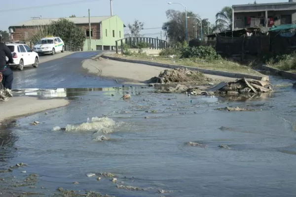 Laguna de líquidos cloacales en Lomas de Tafí