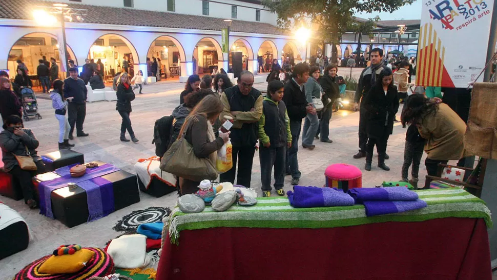 EDICIÓN 2013. Cientos de personas se acercaron al Arte Abasto el año pasado. FOTO TOMADA DE FACEBOOK (ARTE ABASTO)