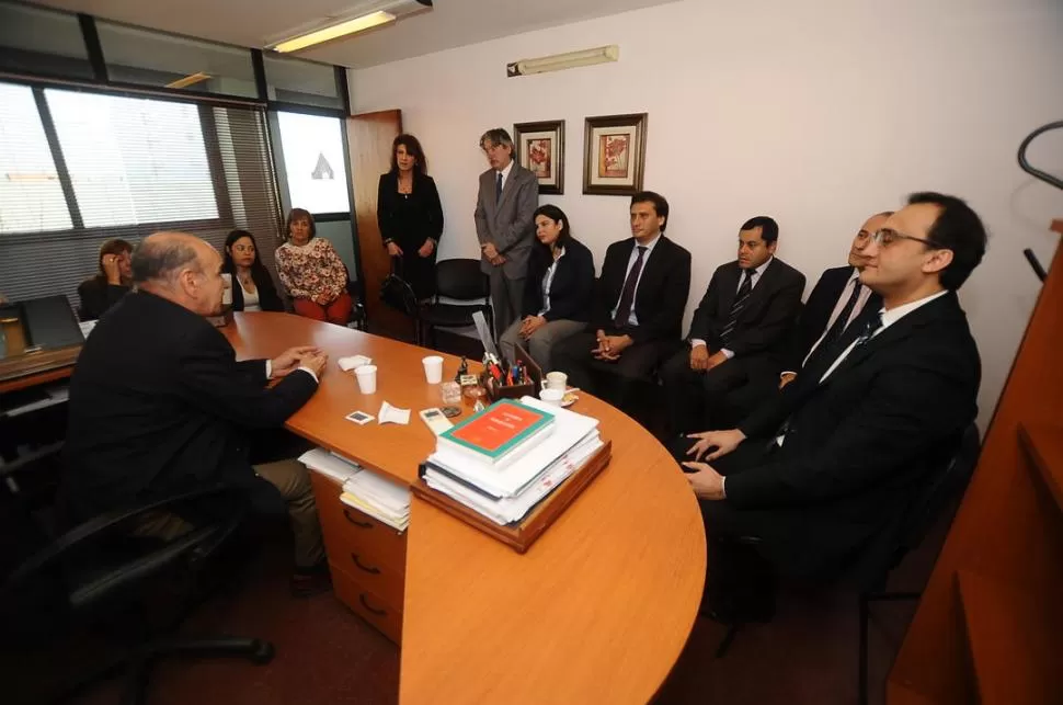 EN EL CENTRO JUDICIAL CONCEPCIÓN. Edmundo Jiménez, sentado ante su nuevo escritorio, dialoga con investigadores del fuero penal del sur. la gaceta / foto de osvaldo ripoll