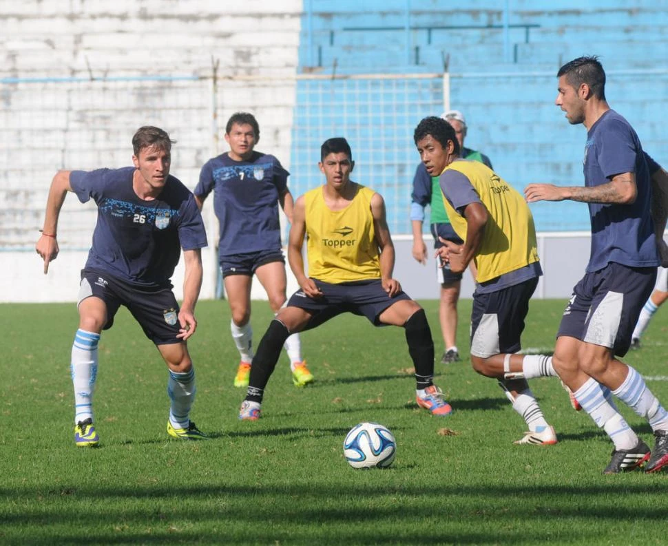 EN LA LUCHA. Grahl (derecha) y Sbuttoni (izquierda) pretenden sacar el peligro de su campo, en el entrenamiento de ayer.  