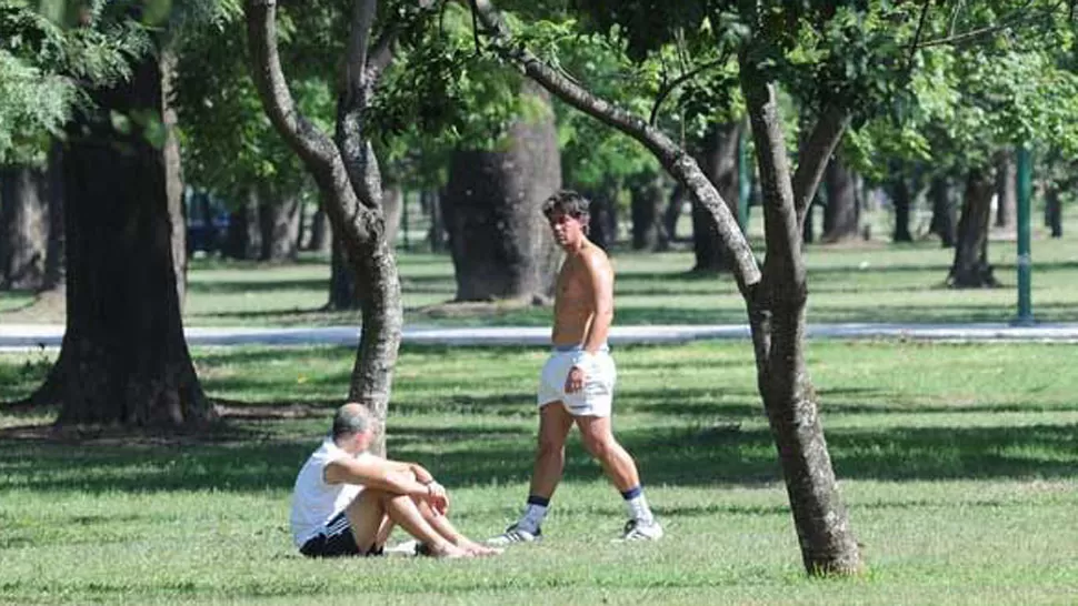 OJO CON EL SOL. Aunque el día invite a disfrutarlo al aire libre, será mejor resguardarse en las horas picos. LA GACETA/ FOTO DE HÉCTOR PERALTA