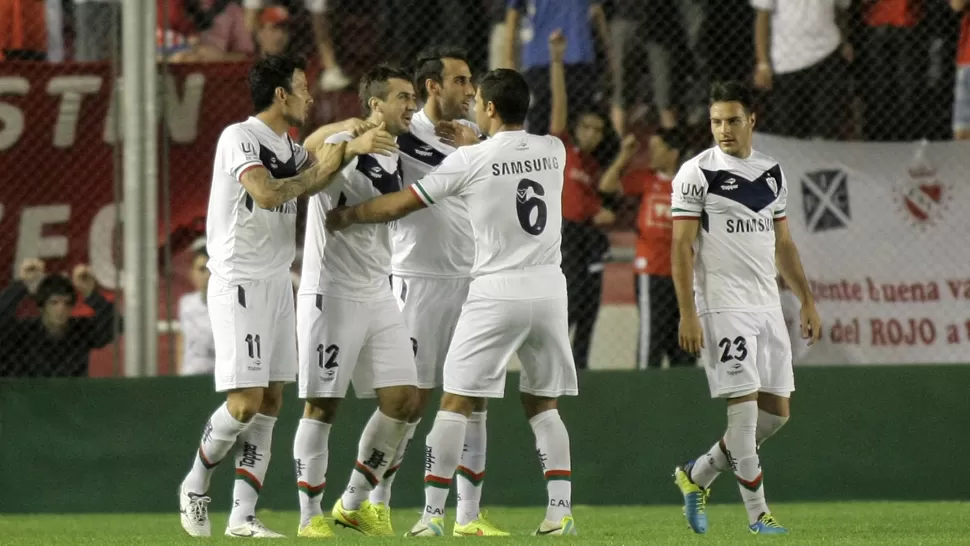 SHOW DEL FORTÍN. Vélez se dio el gusto hasta de hacer un gol olímpico. DYN