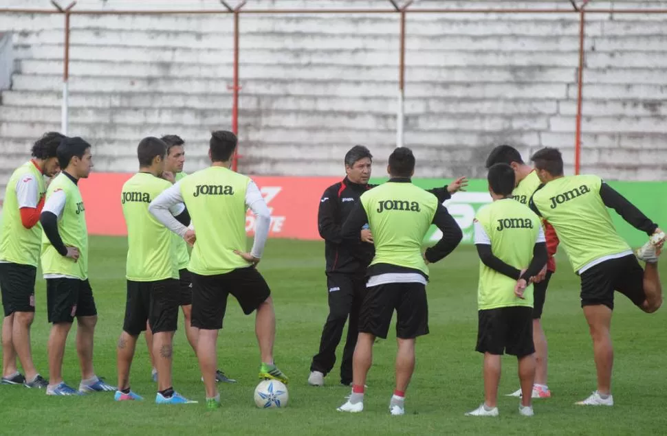 PLAN EN MARCHA. Osvaldo Bernasconi charla con un posible 11 titular, jugadores que llegaron a San Martín para conseguir el ascenso a la B Nacional cuanto antes y devolver al club donde merecer estar. 