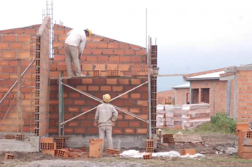 EN PLENA LABOR. En 2006, cuando se tomó la foto, Lomas llevaba un año de edificación. Culminó en 2013. la gaceta / foto de jorge olmos sgrosso (archivo)