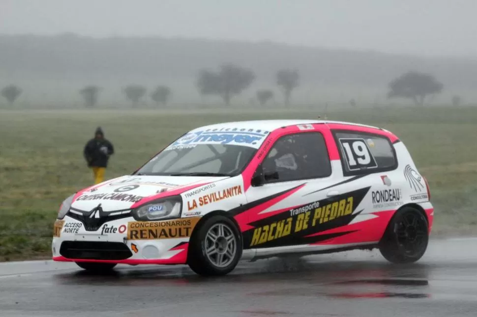 PANORAMA TORMENTOSO. En la pista pampeana avanza el Renault Clio de Pablo Ortega. Pese a clasificar en el “top 10”, el piloto no quedó conforme con su tarea. 