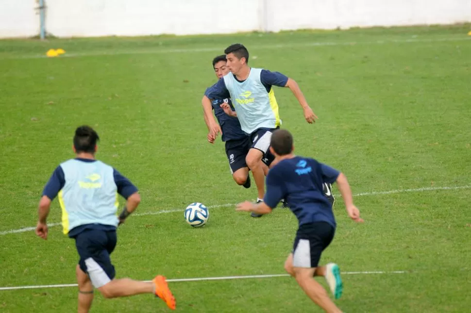 EN ACCIÓN. García comanda un ataque durante un entrenamiento en el Monumental ante la marca de Acosta y las miradas de Gómez y Augusto Max (de espaldas). Él e Imbert son los dueños de las bandas.   