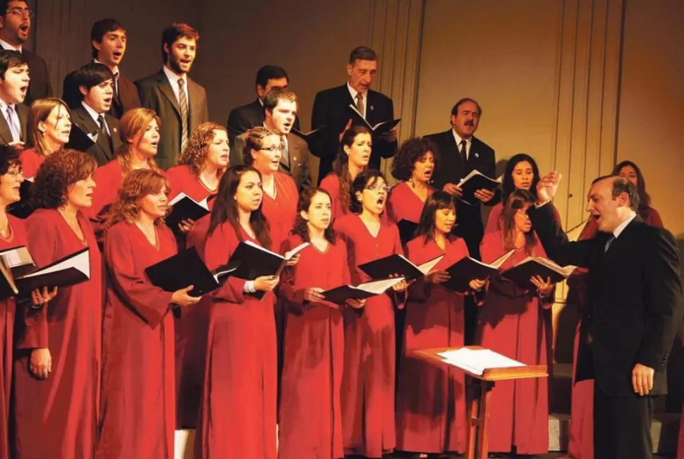 OBRAS DE GINASTERA Y MOZART. El coro invitó al maestro Mazza.  