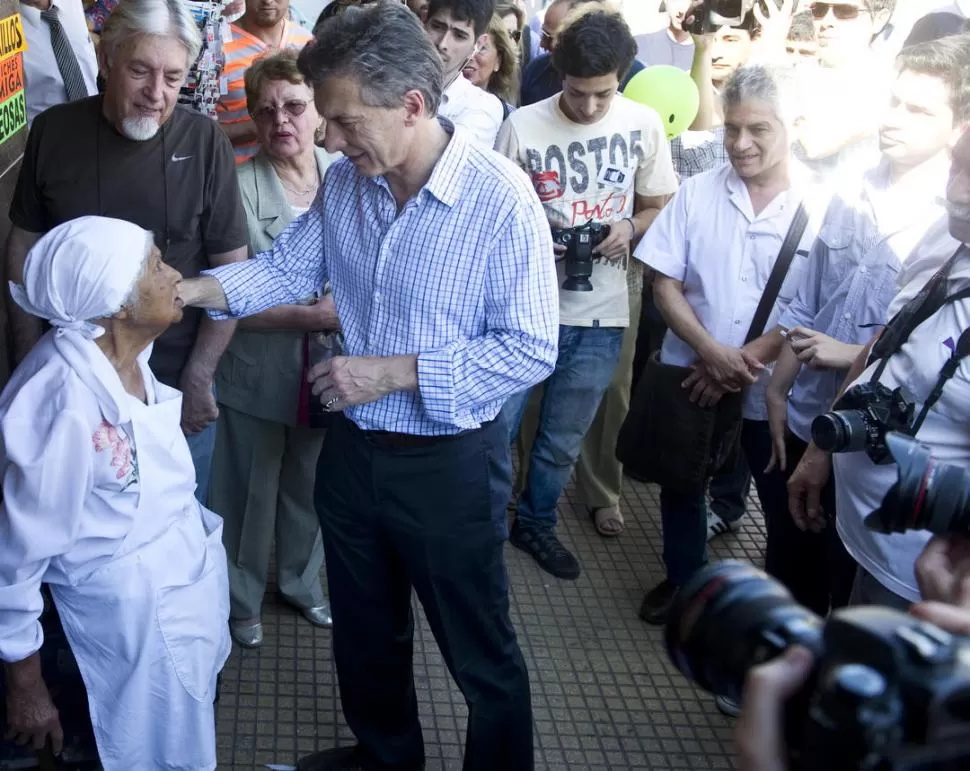 CON LA CAMPEONA. Luego de encabezar un acto en la Casa Histórica, Macri se acercó a saludar a la ex campeona Nacional de la Empanada, Sara Figueroa. la gaceta / fotos de jorge olmos sgrosso