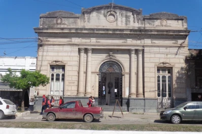 La centenaria biblioteca de Alberdi divide a los vecinos