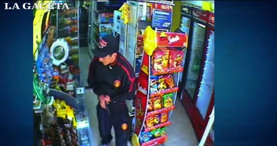 CAPTADO POR LA CÁMARA. El comerciante aseguró que tiene grabaciones de cada uno de los asaltos. captura de video