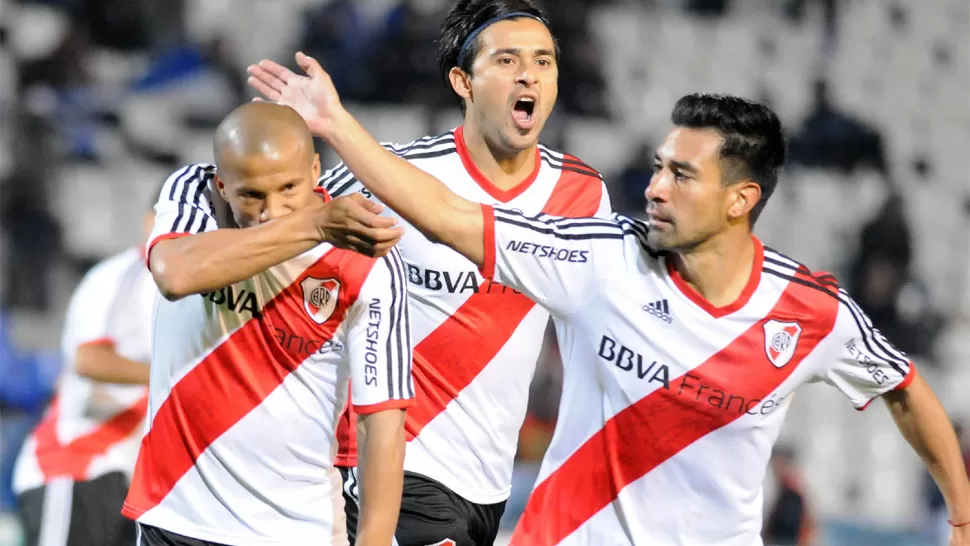 FESTEJO MILLONARIO. Carlos Sánchez, con sus compañeros, celebran el primer gol anotado al minuto de juego, en el partido que River le ganó a Godoy Cruz 4 a 0. DYN