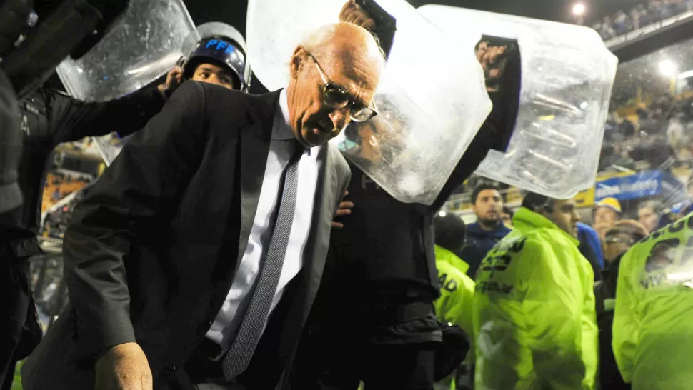 CON PROTECCION. Carlos Bianchi debió salir de la cancha con protección policial tras la dura derrota de Boca ante Rafaela. TELAM