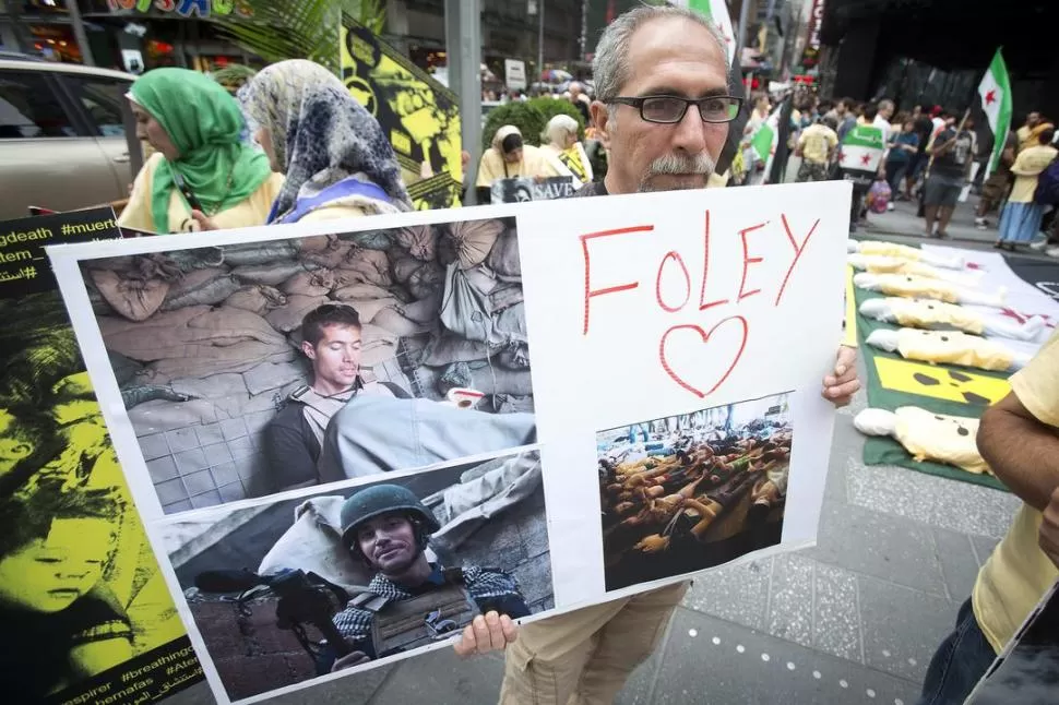 EN NUEVA YORK. Un manifestante sostiene un cartel en memoria del periodista asesinado por yihadistas. reuters