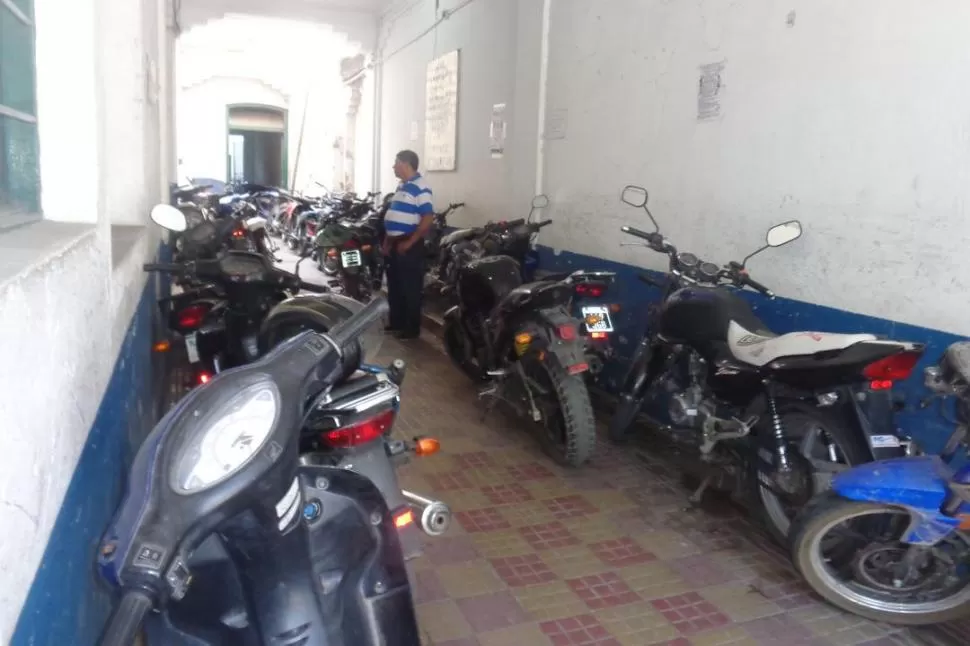 PASILLOS ESTRECHOS. Los policías tienen cada vez menos lugar para circular. la gaceta / foto de osvaldo ripoll