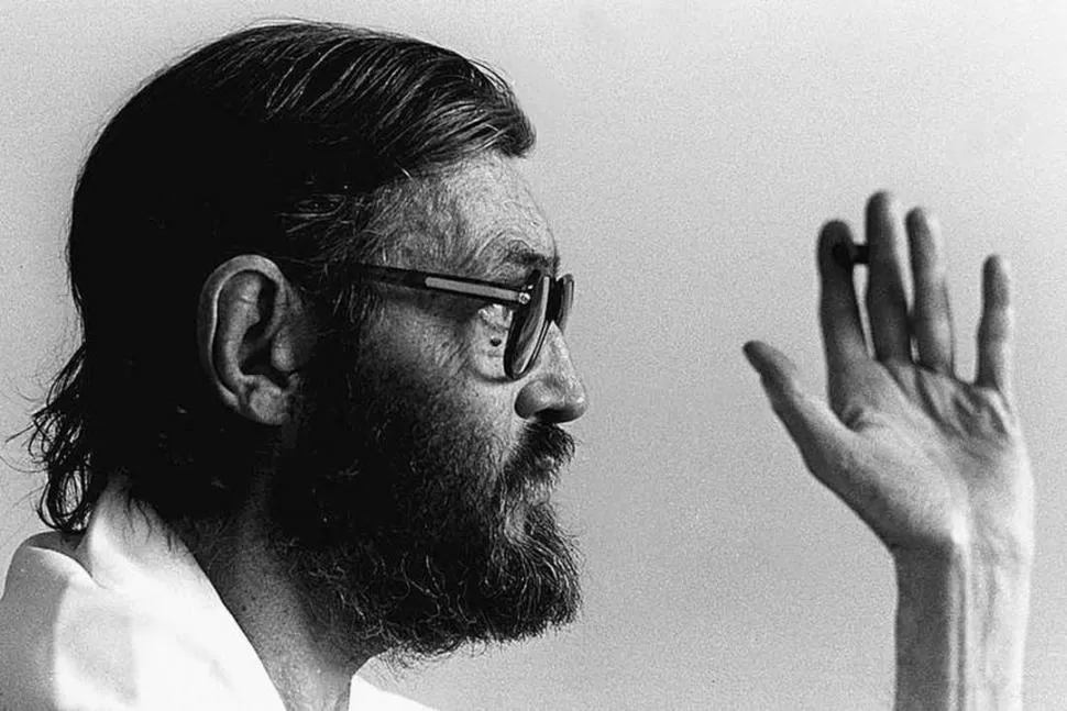 CON EL ETERNO CIGARRO EN LA MANO. En París, Julio Cortázar vivió sus últimos años en dos casas, una en la rue Martel y otra en la rue de L’Eperon. 