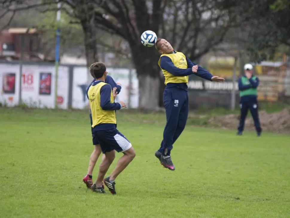 LA PREVIA. Garnier, que cabecea durante un entrenamiento, piensa que All Boys saldrá a especular en el Monumental.  