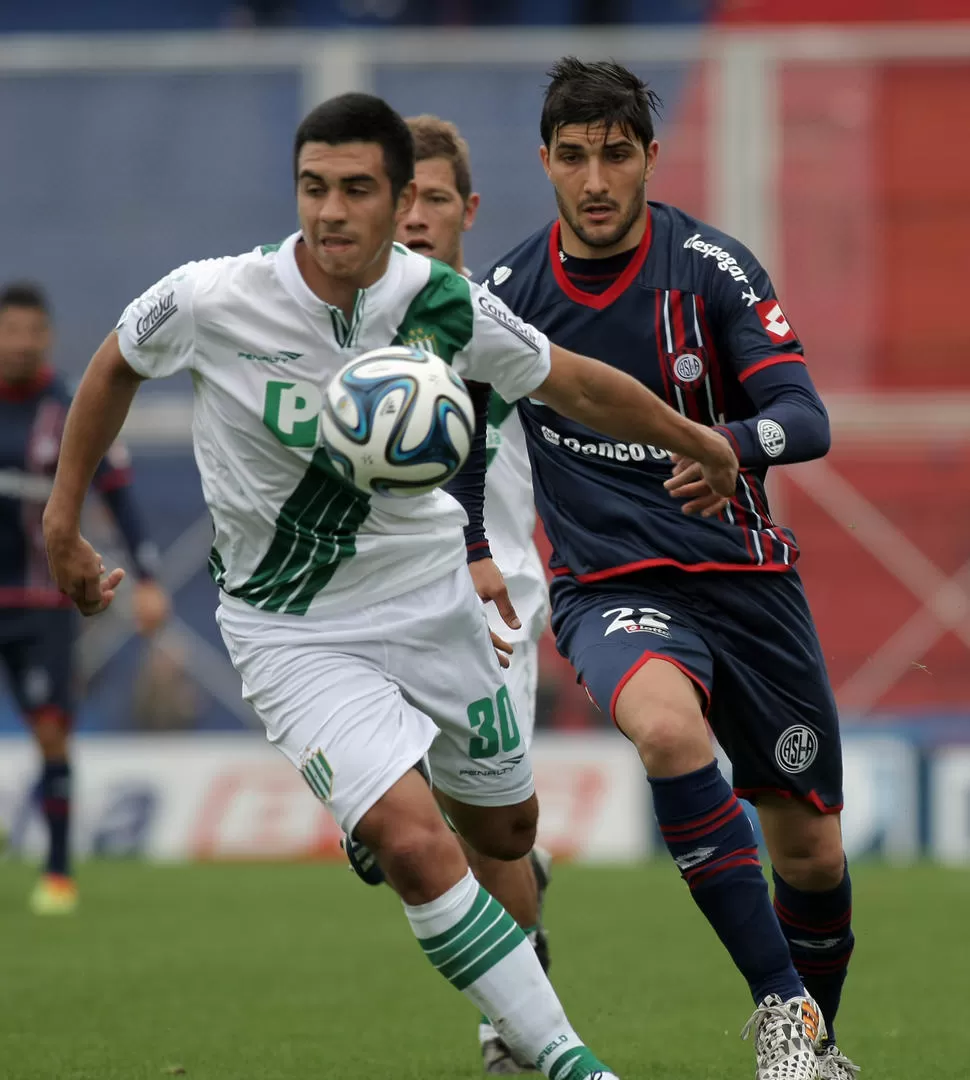 DEFICIENTE. Jorge Rodríguez (30) cubre el ingreso de Nicolás Blandi. 