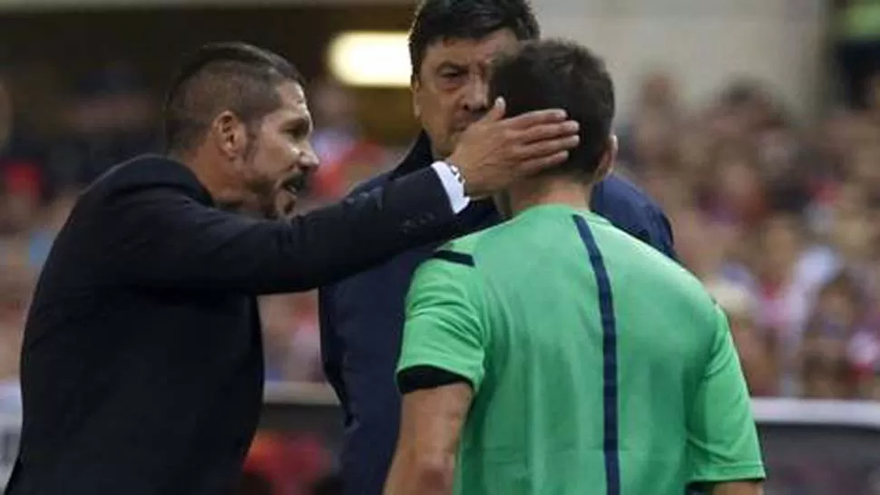 POLÉMICA. No cayeron bien las palmaditas que le dio Simeone al cuarto árbitro. FOTO TOMADA DE CLARIN.COM