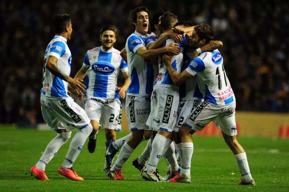 EL ABRAZO MÁS ESPERADO. Rafaela nunca se había llevado tres puntos de La Bombonera y ayer lo consiguió goleando. télam