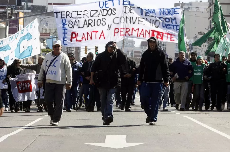 PUENTE SAAVEDRA. Integrantes de la CTA opositora inician el corte, junto con otras organizaciones barriales. dyn