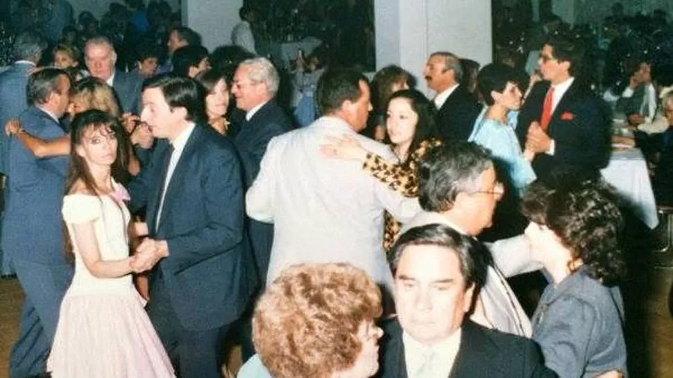 EN RÍO GALLEGOS. Cristina y Néstor, muy jóvenes en una fiesta. FOTO TOMADA DE CLARIN.COM