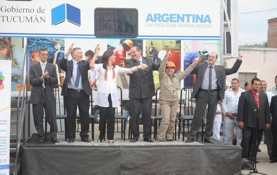 SE ANIMÓ AL BAILE. Alperovich tomó del brazo a Rojkés y se movió al ritmo de un tema de Los Iracundos. la gaceta / fotos de antonio ferroni