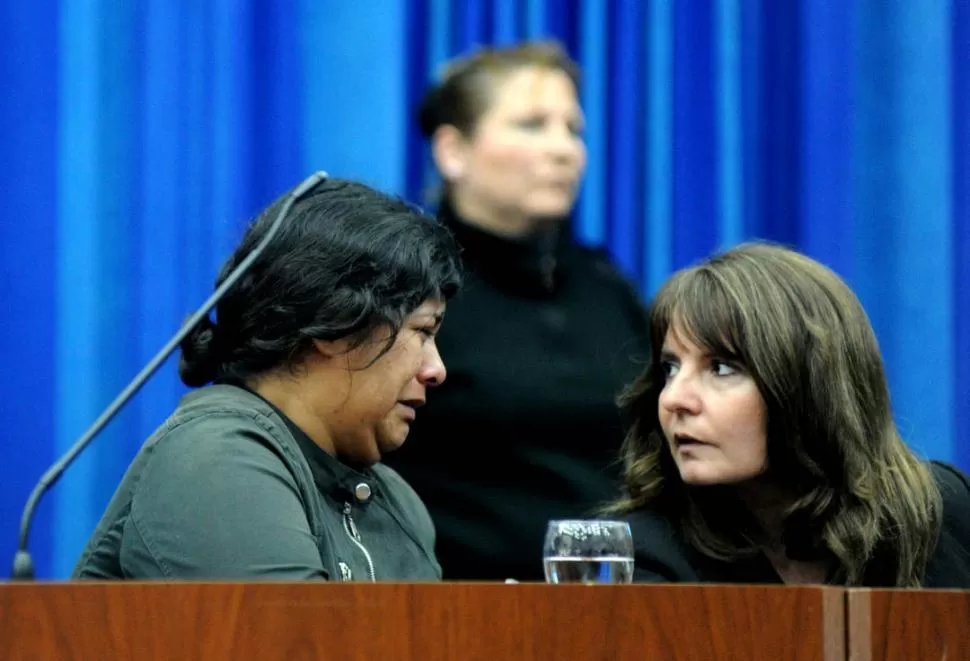 LÁGRIMAS. La imputada Verónica de Jesús Olivera lloró cuando se habilitó la sala de juicio oral y comenzaron a ingresar los medios de prensa y el público. LA GACETA / FOTOS DE FRANCO VERA