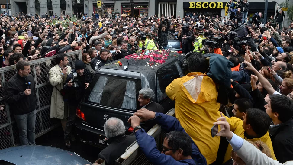 ADIÓS, GENIO. Una multitud despidió a Cerati en la Legislatura. DYN