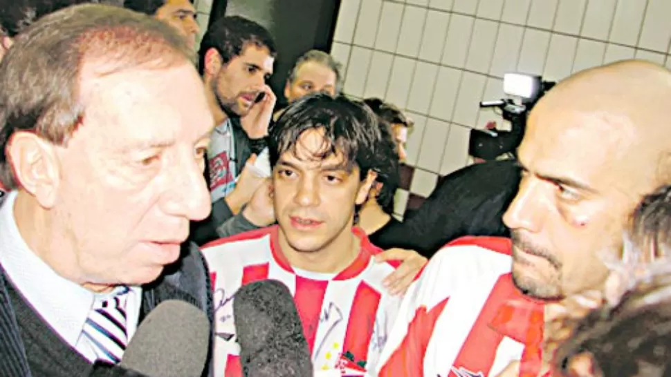 DOS IDOLOS PINCHAS FRENTE A FRENTE. Carlos Bilardo y Juan Sebastián Verón se enfrentarán en las elecciones de Estudiantes de La Plata. 