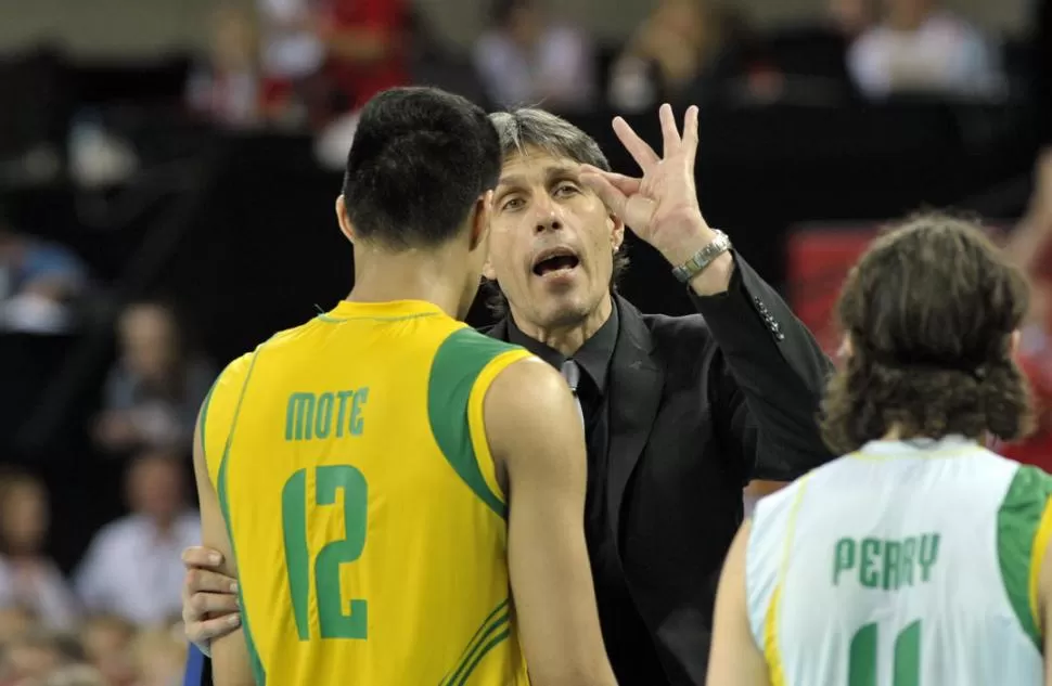 DOS FRENTES. Jon, el padre, estará activo en el banco australiano; mientras que su hijo hará su mejor esfuerzo en la cancha.  