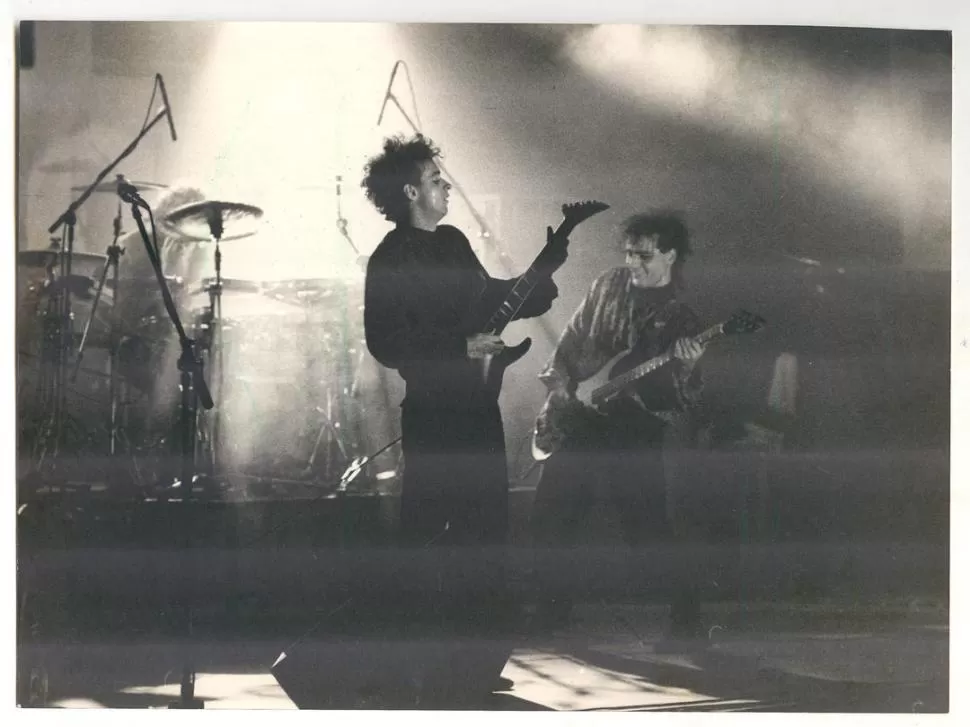 PRIMERA VEZ. Imagen del primer show en Tucumán, en 1986, en el club Villa Luján.  