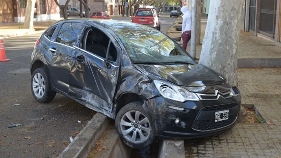 SERIOS DAÑOS. Así quedó el auto del jugador del Tomba. FOTO TOMADA DE DIARIOUNO.COM.AR