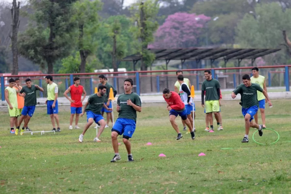 POR LA ALEGRÍA. El plantel del “expreso” considera que está en condiciones de derrotar mañana a Gimnasia y Tiro, de Salta. 