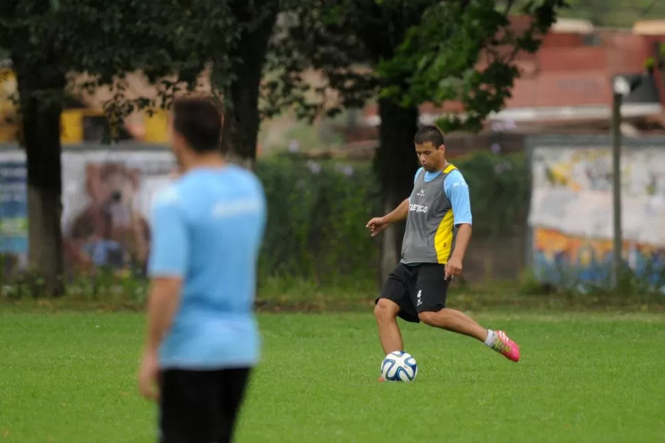 EN ACCIÓN. Casáis se dispone a rematar el balón durante la sesión de fútbol informal llevada a cabo ayer por la mañana en el complejo Ojo de Agua, en la previa del partido ante Huracán, hoy a las 16. 