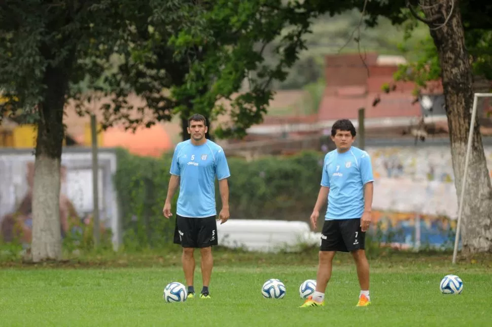 OTRA FUNCIÓN. Ayer en el complejo, “Pulguita” les tiró centros a los titulares. 