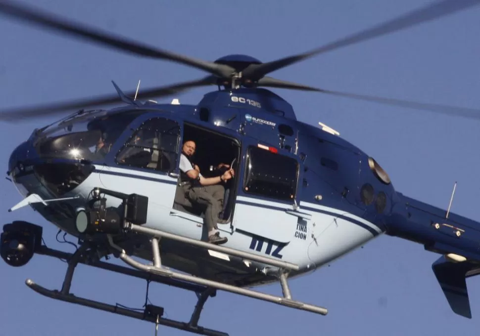 EN HELICÓPTERO. Berni suele llegar a piquetes y protestas haciendo un uso abusivo de la espectacularidad. DYN