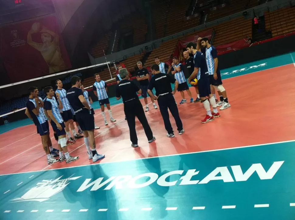 CÍRCULO DE MOTIVACIÓN. Velasco y su asistente, Julián Álvarez, dan la charla previa al entrenamiento en el Centennial Hall. 