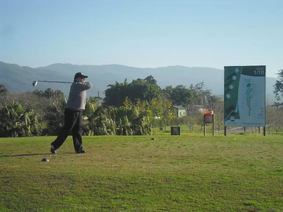 PRESENTE Y PASADO. “El Corto” Castro (arriba), pegándole a la pelota en el   campo de            San Pablo, donde habitualmente juega. Y junto con su hijo Pablo (a la izquierda), en su etapa como      piloto del   Argentino de Rally. 