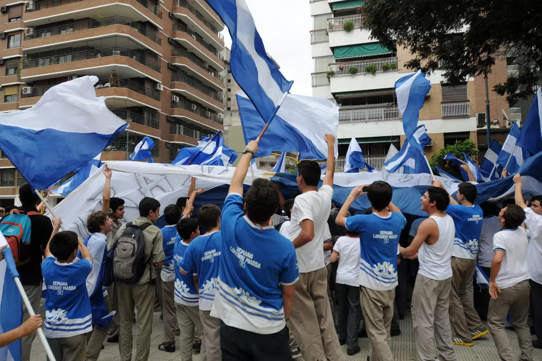 ACOMPAÑADOS. Los chicos del Lorenzo Massa tuvieron hasta el apoyo del portero en su última caravana. la gaceta / foto de inés quinteros orio