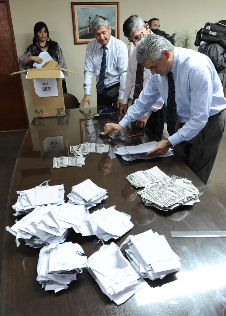 REVISIÓN. La Junta Electoral abrió 20 urnas en 2011, y ganó Manzone (CC). la gaceta / foto de franco vera (archivo)