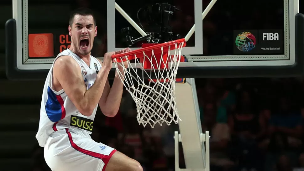 UN SALTO A LA OTRA FASE. El serbio Nikola Kalinic, en una espectacular volcada. FOTO TOMADA DE WWW.FIBA.COM