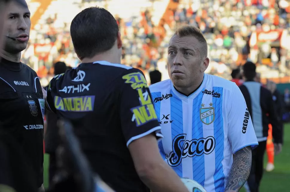 EXPLICACIONES. Pablo Garnier habla con el árbitro Delfino durante el partido que Atlético terminó perdiendo 2-1 con Huracán. foto de matías napoli escalero (especial para la gaceta)