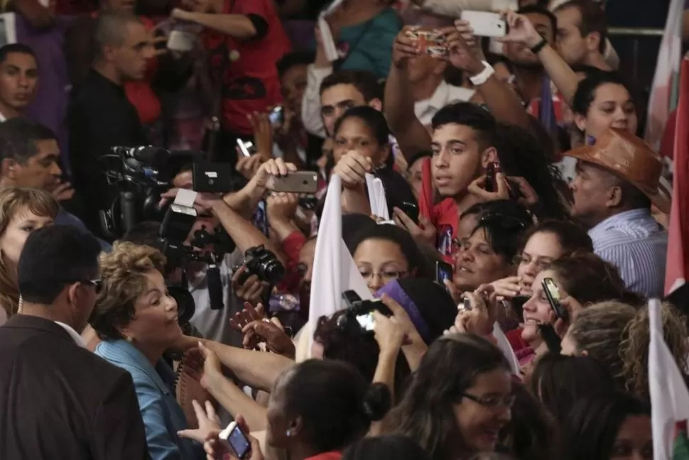 SAN PABLO. La presidenta Rousseff saluda a sus partidarios en un acto. La administración de Petrobras es un dolor del cabeza para su Gobierno. reuters