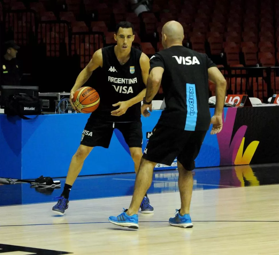 TODA SUYA. Prigioni maneja la bola ante un asistente técnico en el ensayo de ayer.  